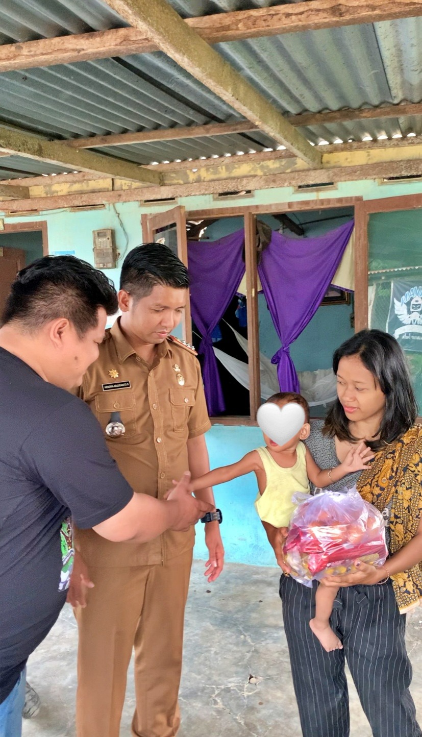 Camat Medan Tuntungan Bagikan Makanan Tambahan Untuk Anak Stunting